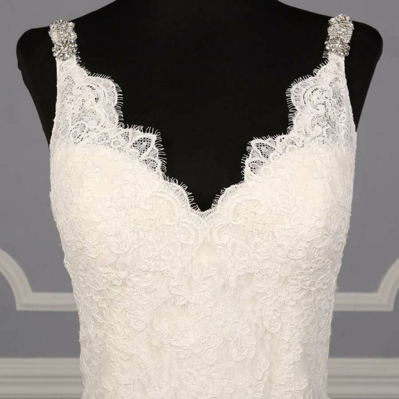 Stunning, ethereal PRONOVIAS OSERA Chantilly lace wedding dress - size 8 US - Picture 3 of 9